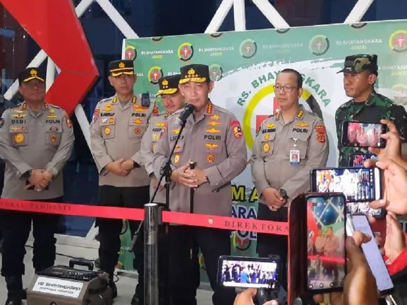 Kapolri Jenderal Polisi Listyo Sigit Kunjungi Kapolda Jambi di RS Bhayangkara Pasca Dievakuasi