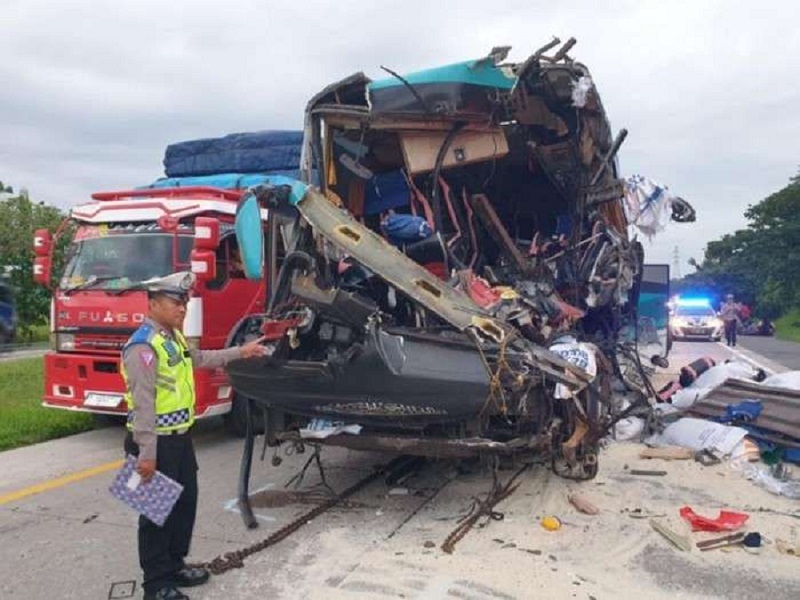 Bus Tabrak Truk di Tol Cipali, Lima Orang Tewas