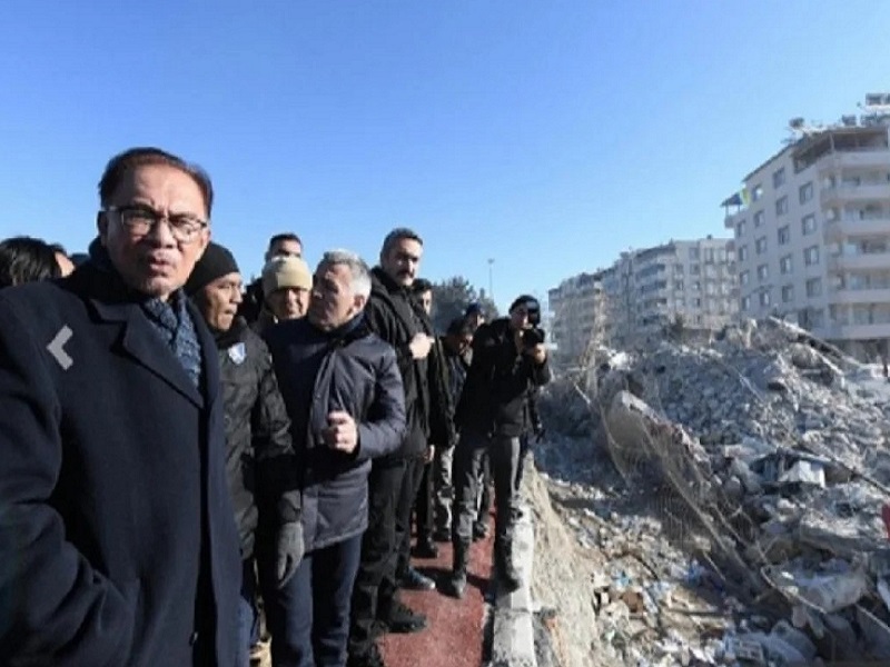 PM Malaysia Anwar Ibrahim Tinjau Lokasi Terdampak Gempa di Turki