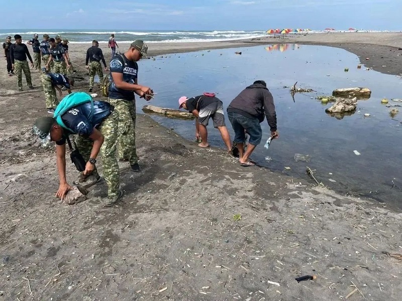 Sasar Pantai Parangtritis, Prajurit Guntur Geni Sadarkan Warga Peduli Lingkungan