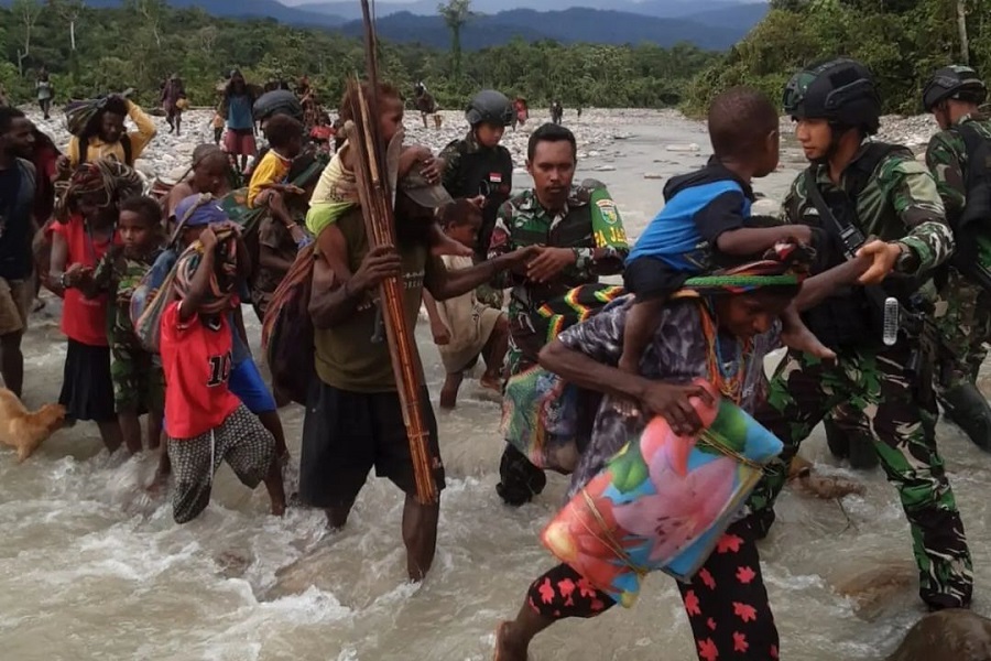 Satgas Yonif Raider 514/SY Kostrad Kembali Evakuasi 167 Orang Masyarakat Distrik Paro Papua