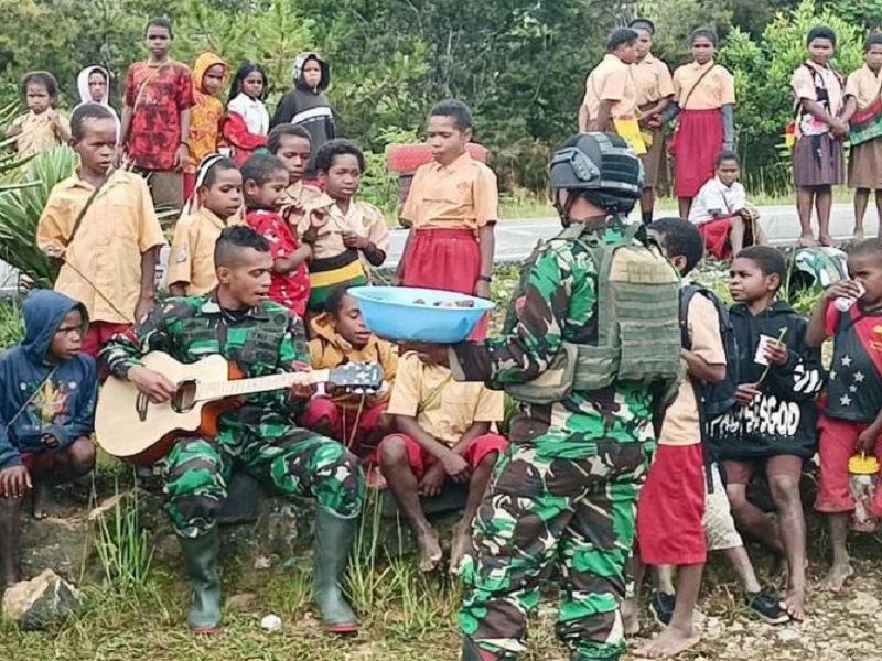 Prajurit Kostrad Ajarkan Lagu Kebangsaan