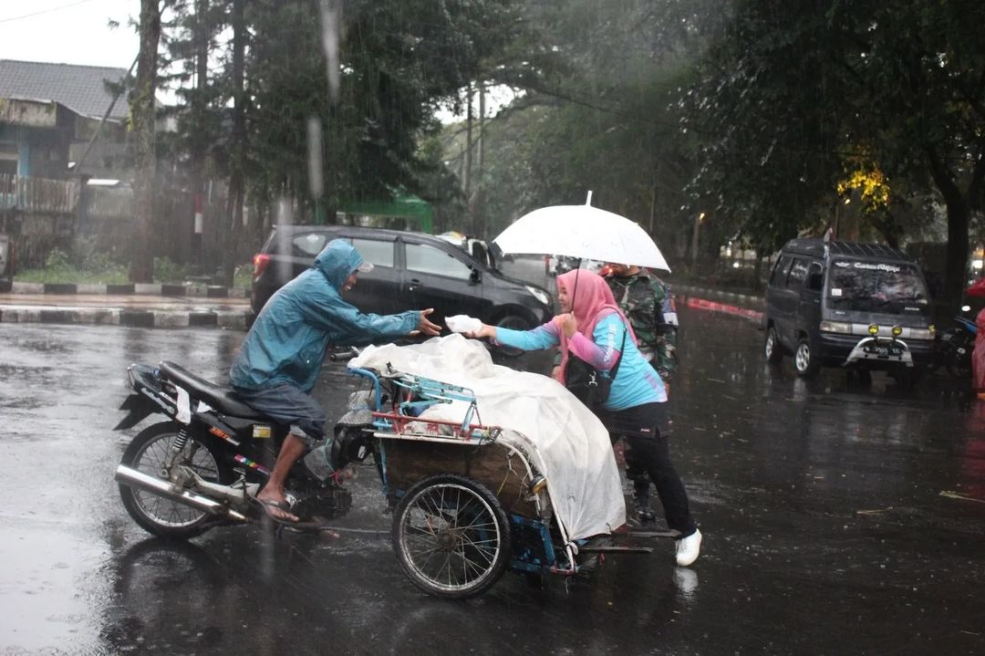 Diguyur Hujan Deras, Prajurit dan Persit Yonbekang 2 Kostrad Tetap Bagikan Takjil