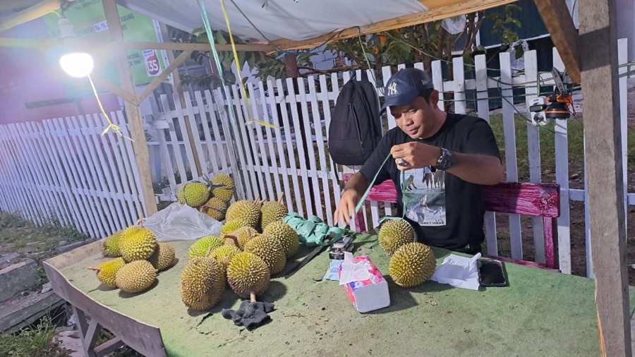 Seorang Perwira Polisi Jual Durian Beredar Viral di Media Sosial