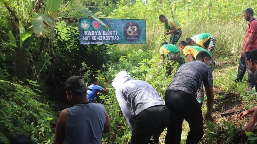 Musim Hujan Banjir Mengintai, Pembersihan Irigasi Prajurit Kostrad Bersama Warga