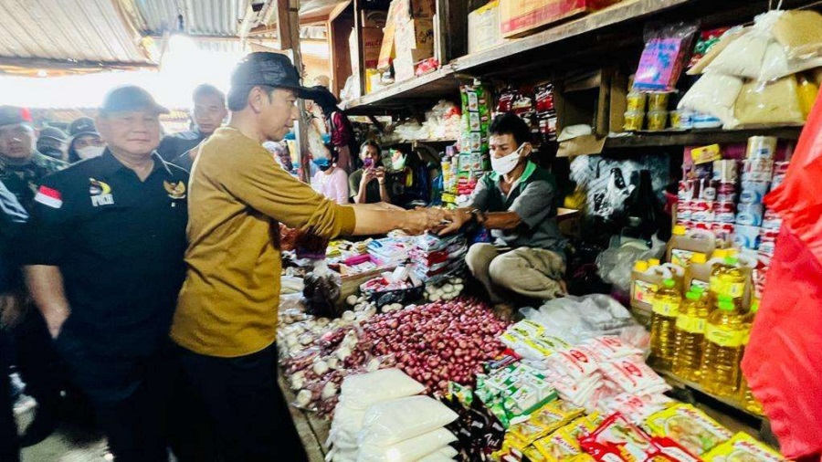 Presiden Jokowi Bagikan Bansos di Pasar Youtefa Lama, Papua