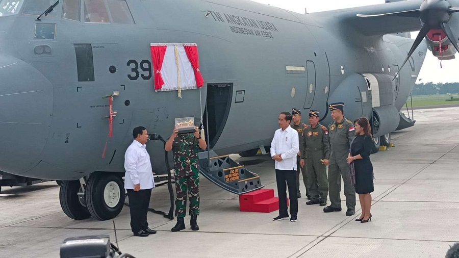 Presiden Jokowi Serahkan Pesawat Super Hercules ke Menhan Prabowo Subianto