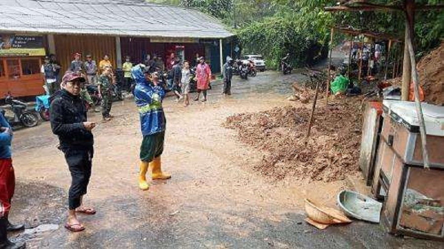 Tebing Longsor, Dua Warga Curug Cilember Ditemukan Tewas