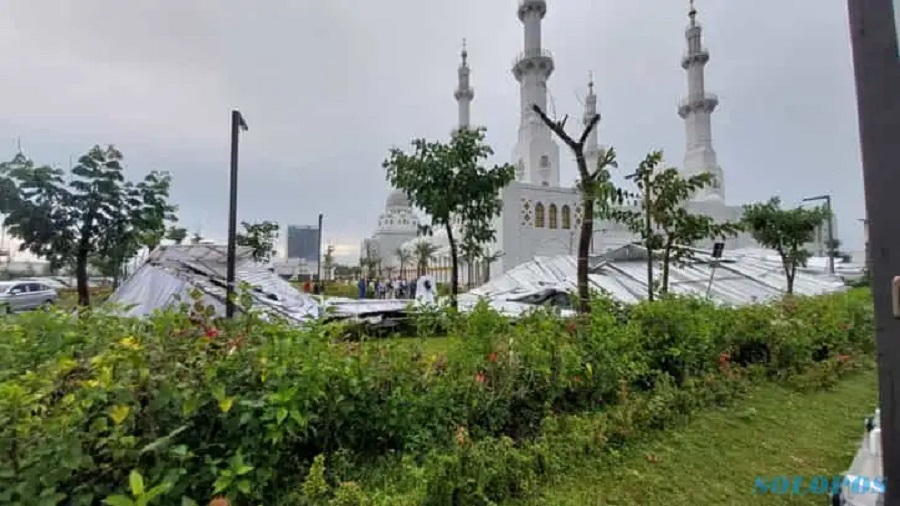 Tenda Buka Puasa Bersama Masjid Sheikh Zayed Solo Roboh Dihempas Hujan Angin