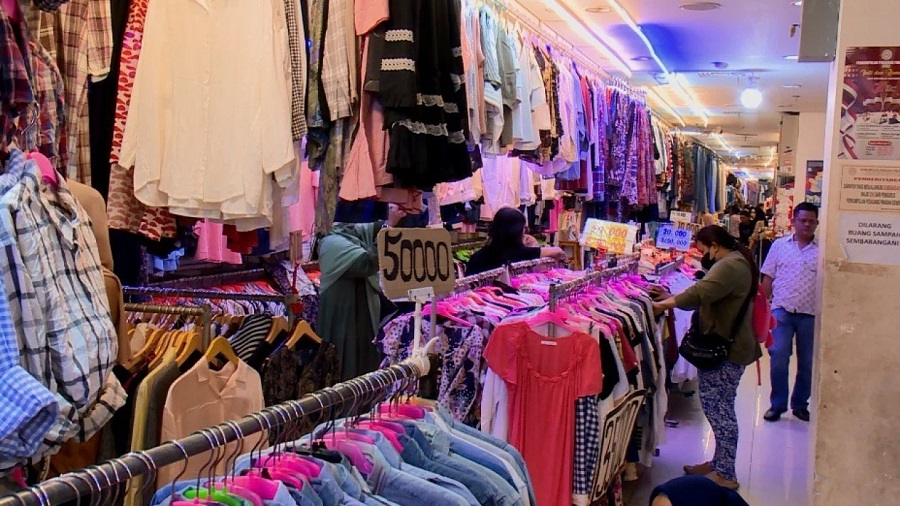 Trifting Dilarang! Pedagang Pasar Senen Masih Nekat Berjualan dan Tuntun Ganti Modal