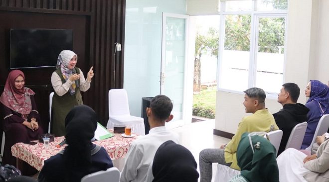 Wakil Ketua Dekranasda Provinsi Jawa Barat Lina Marlina Ruzhan saat Memberikan Arahan