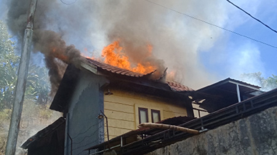 Ditinggal Pergi, Rumah Pejabat Widyaiswara Meledak dan Terbakar, Ini Penyebabnya