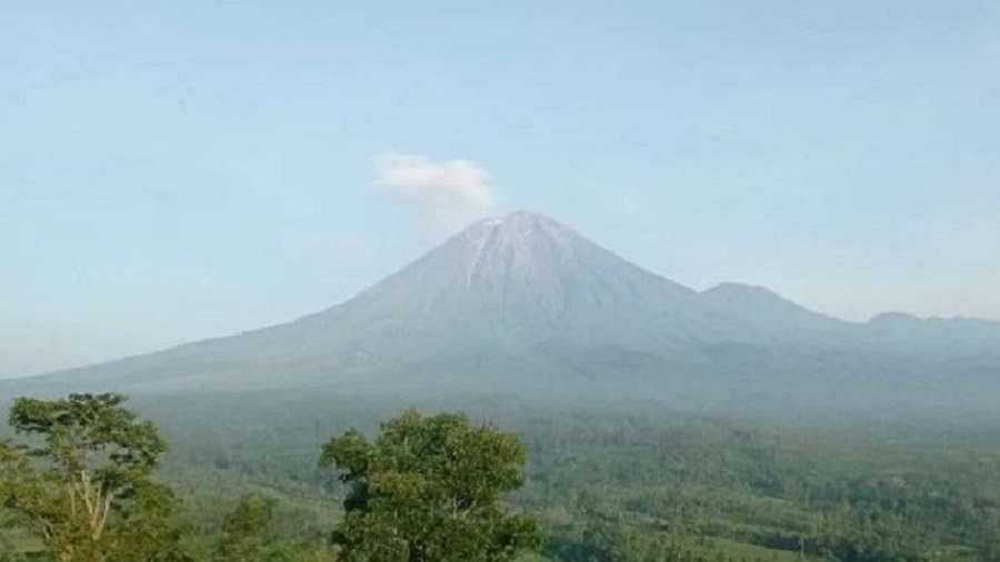 Aktivitas Gunung Semeru Alami 21 Kali Gempa Letusan