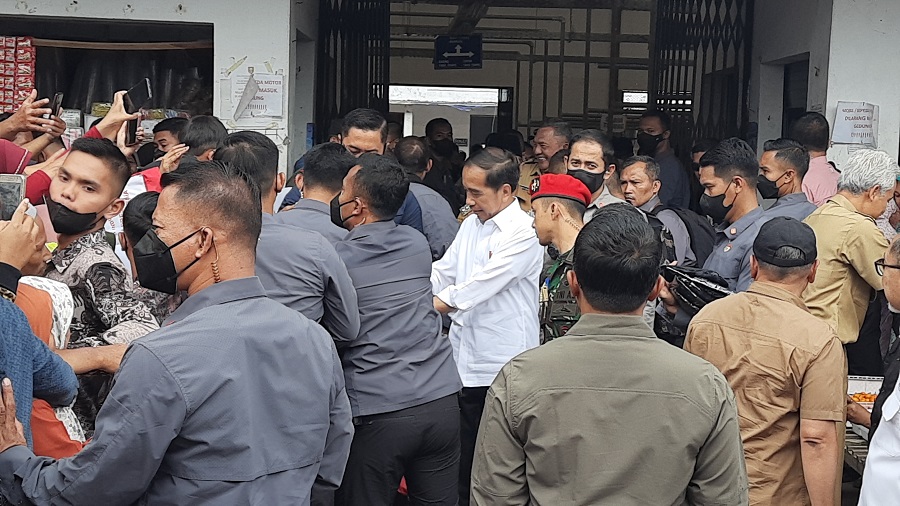 Presiden Jokowi Blusukan ke Pasar Lereng Gunung Merapi di Boyolali