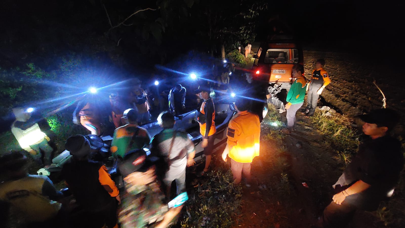 9 Orang Terjebak Banjir di Sungai Seranding Moyo Hilir Berhasil Diselamatkan