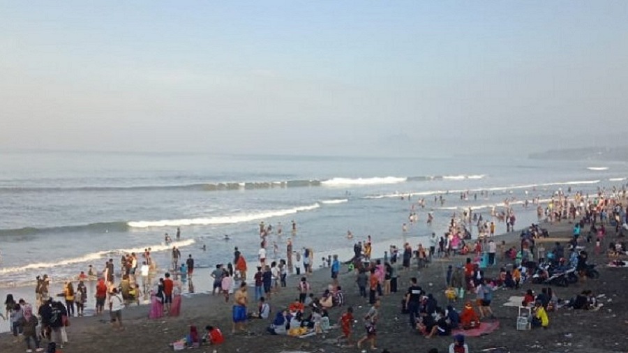Wisatawan Tergulung Ombak Pantai Santolo, 2 Hilang, 5 Lagi Selamat