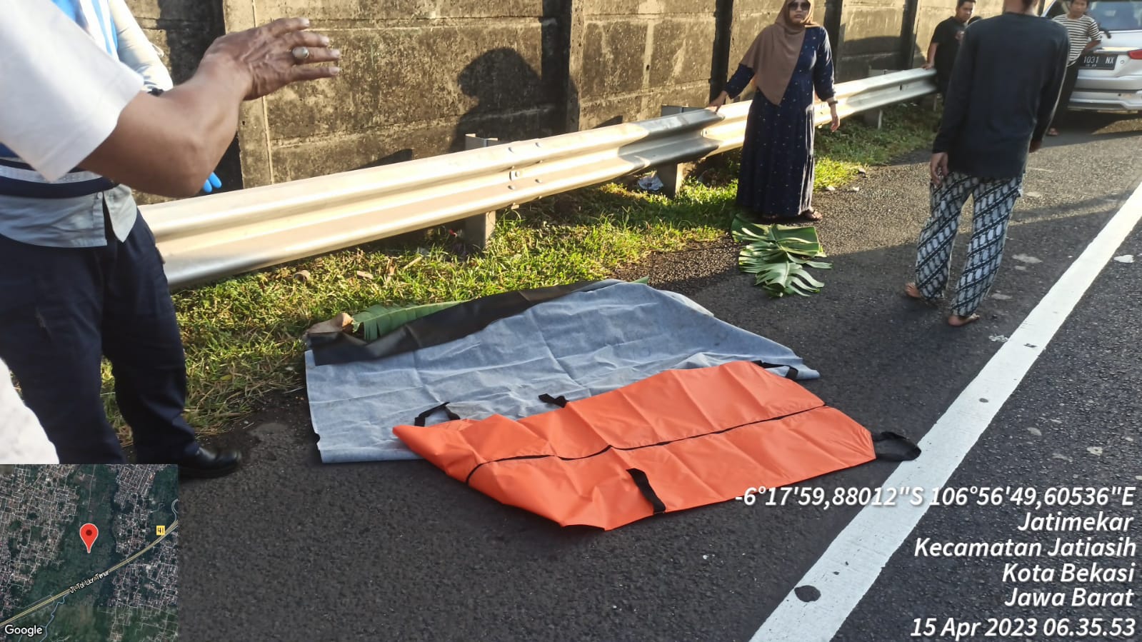 Tragis! Seorang Perempuan Ditemukan Tewas Bersimbah Darah, Diduga Jatuh dari JPO Tol Jorr Jatiasih Bekasi