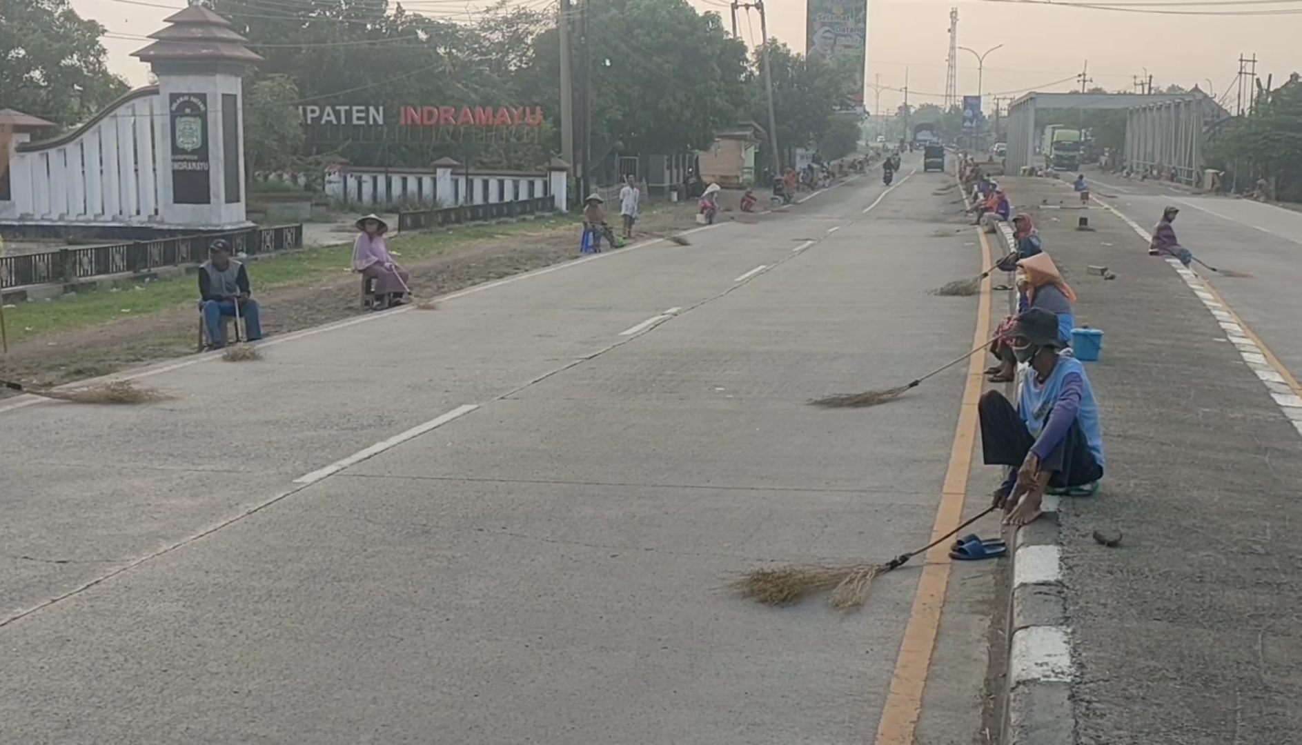 Bertaruh Nyawa, Warga Berebut Uang di Jalan Pantura Indramayu