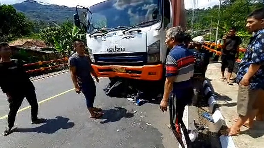 Tabrakan Beruntun, Pemudik Motor Asal Yogyakarta Masuk Kolong Kontainer di Jalur Gentong Tasikmalaya