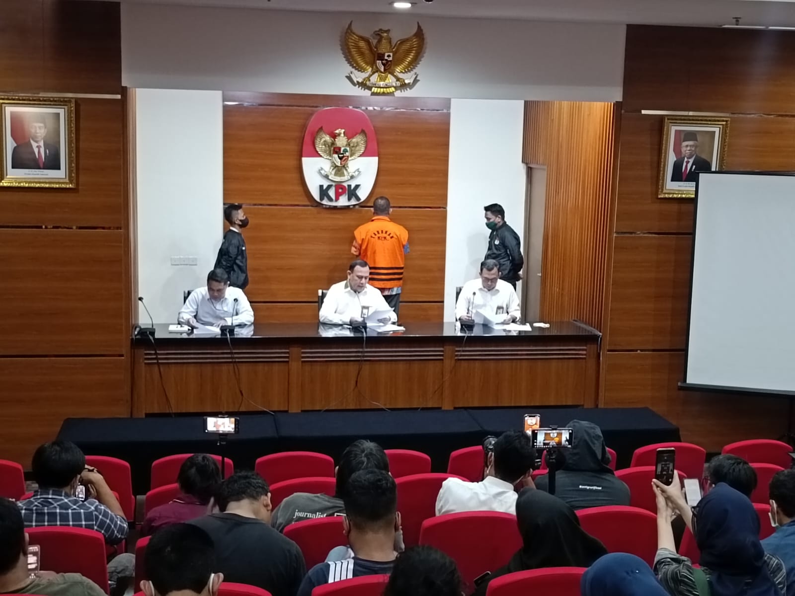 Pertama Kali Diperiksa Sebagai Tersangka, KPK Langsung Tahan Rafael