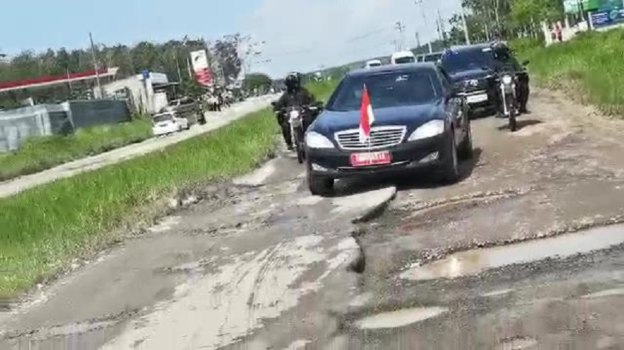 Mobil Presiden Jokowi Masuk Lubang dan Tersangkut saat Tinjauan Jalan Rusak di Lampung