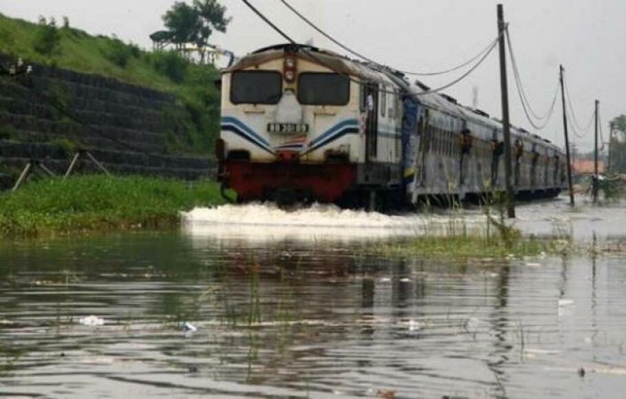 Perjalanan Kereta Api di Jember Terganggu Banjir