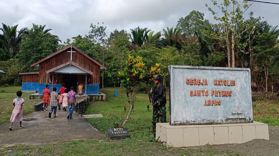 Satgas Pamtas Statis RI-PNG Yonif 122/TS Melaksanakan Ibadah Di Gereja Waris
