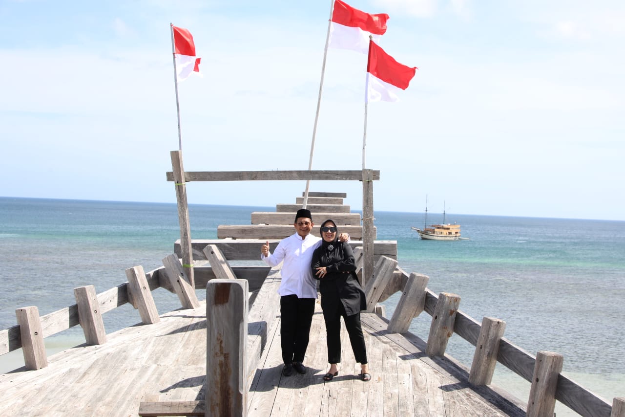 Mendagri Tito Karnavian bersama istri