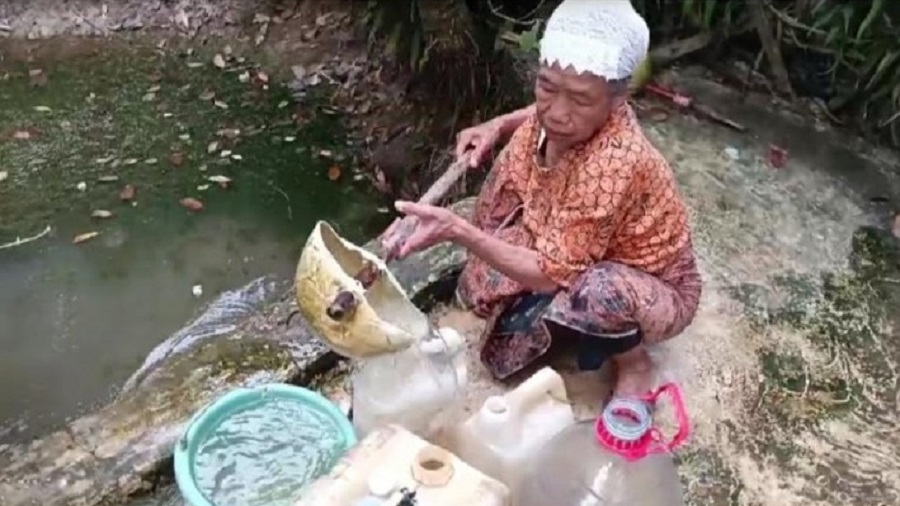 Warga Pandeglang Terpaksa Gunakan Air Keruh