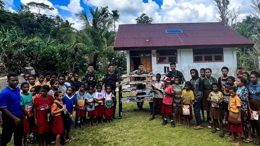 Keceriaan Anak-Anak Perbatasan Papua Saat Disambangi Perpustakaan Keliling Satgas Yonif 122/Tombak Sakti