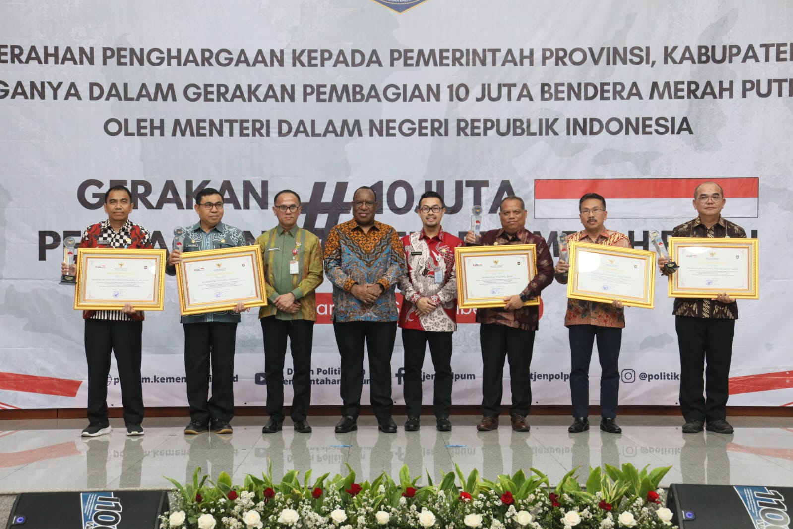 Kemendagri Beri Penghargaan kepada Pemda yang Mendukung Gerakan Pembagian 10 Juta Bendera Merah Putih