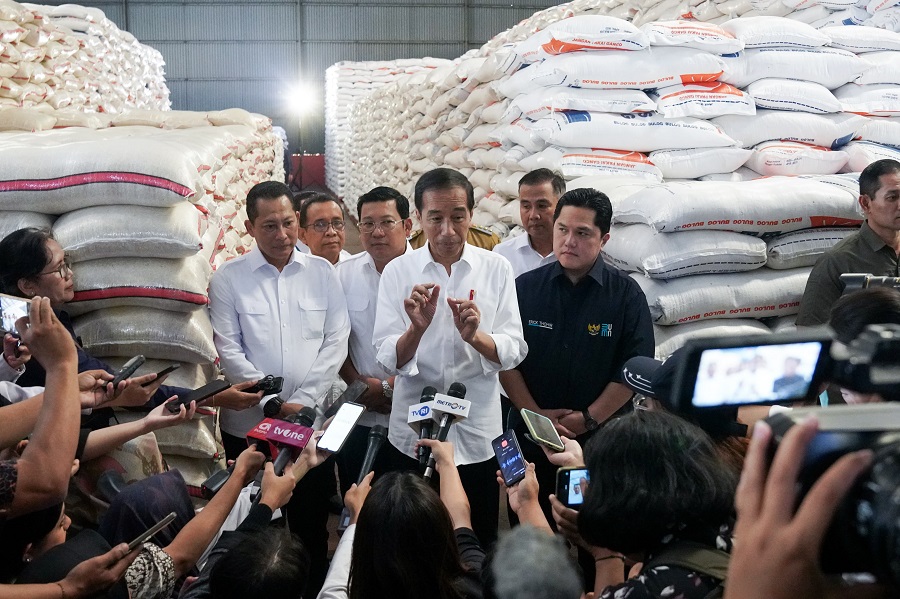 Dampingi Presiden Jokowi Cek Gudang Bulog, Erick Thohir Pastikan Kesiapan BUMN Salurkan Bantuan
