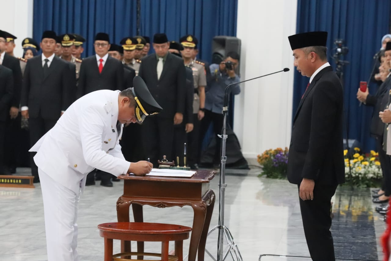 Pj. Gubernur Jawa Barat Lantik Benni Irwan sebagai Pj. Bupati Purwakarta