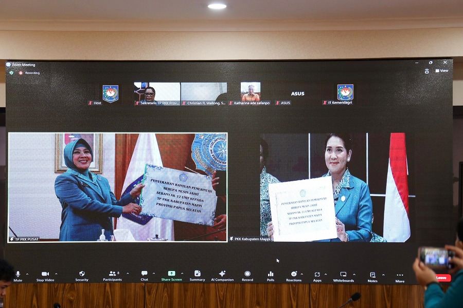Ketua Umum TP PKK Serahkan Bantuan Pemerintah Berupa 22 Mesin Jahit kepada TP PKK Kabupaten Mappi