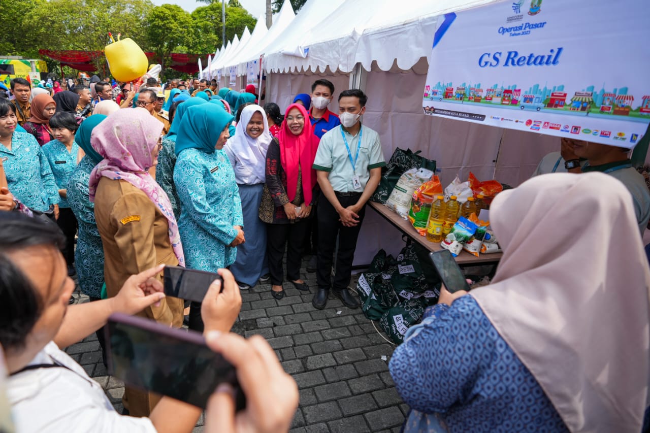 Ketum TP PKK Tri Tito Karnavian Tinjau Pasar Murah untuk Masyarakat Bekasi