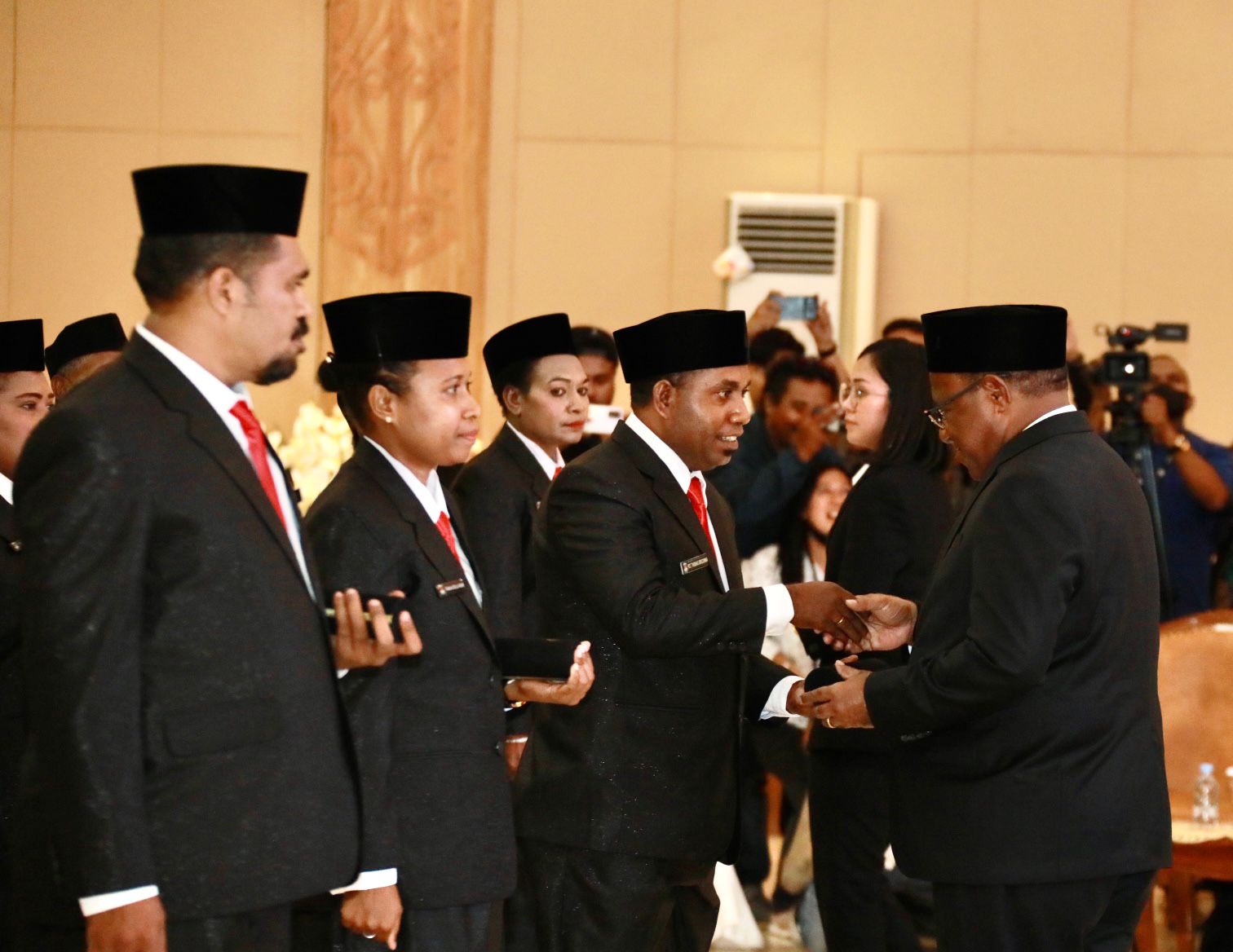 Lantik 29 Anggota MRP Papua Barat, Wamendagri Ingatkan Larangan Terlibat Politik Praktis