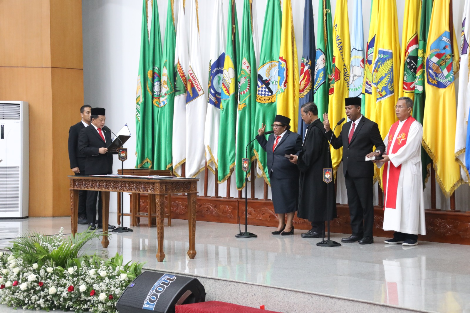 Mendagri Lantik Sekda Papua Tengah Ribka Haluk dan Sekda Papua Selatan Apolo Safanpo