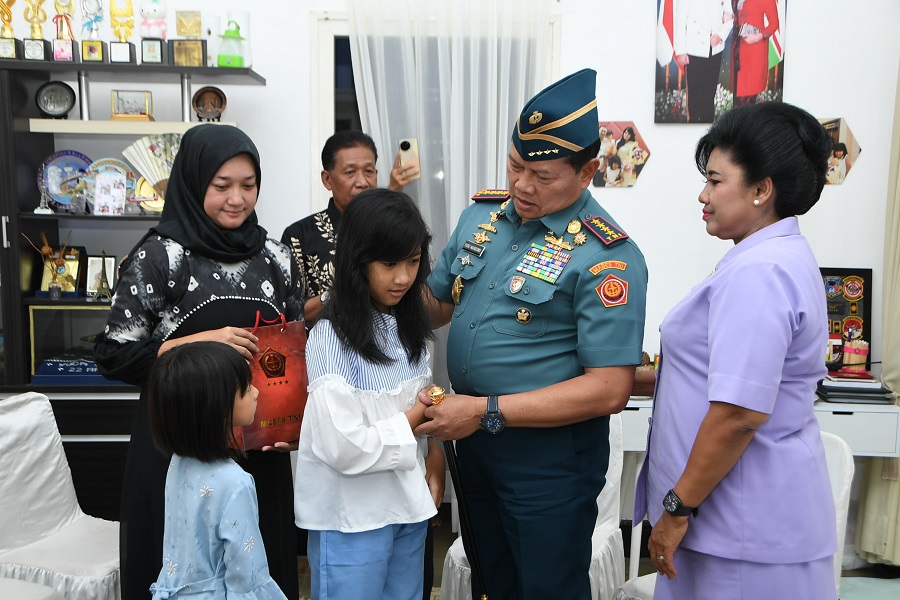 Panglima TNI Takziah Ke Kediaman Empat Pajurit Terbaik TNI AU Yang Gugur Kecelakaan Super Tucano