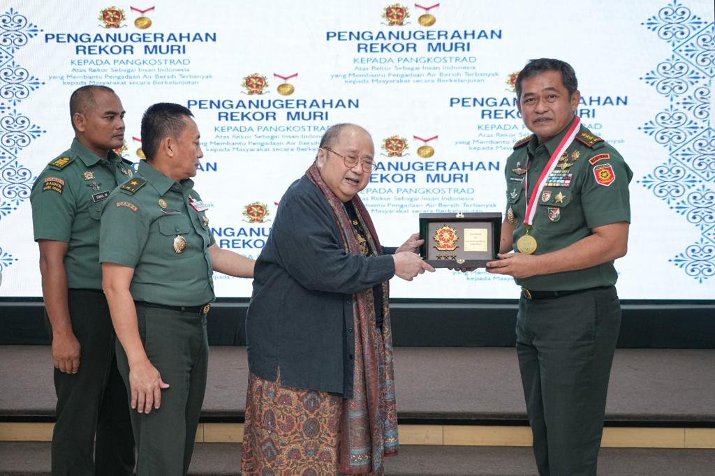 Pangkostrad Letjen TNI Maruli Simanjuntak Dianugerahi Rekor MURI