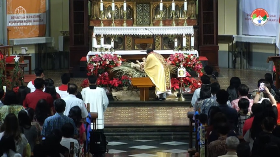 Gereja Katedral Jakarta Rayakan Misa Malam Natal 2023