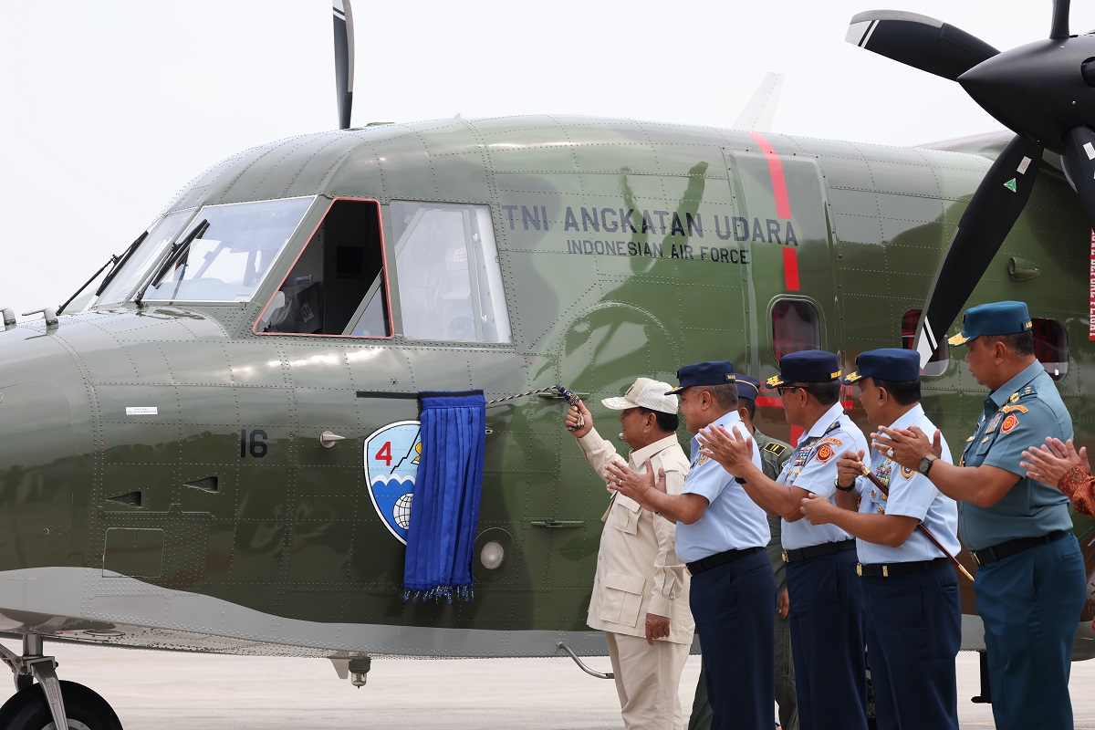 Menhan Prabowo Serahkan 5 Unit Pesawat NC-212i kepada TNI Angkatan Udara