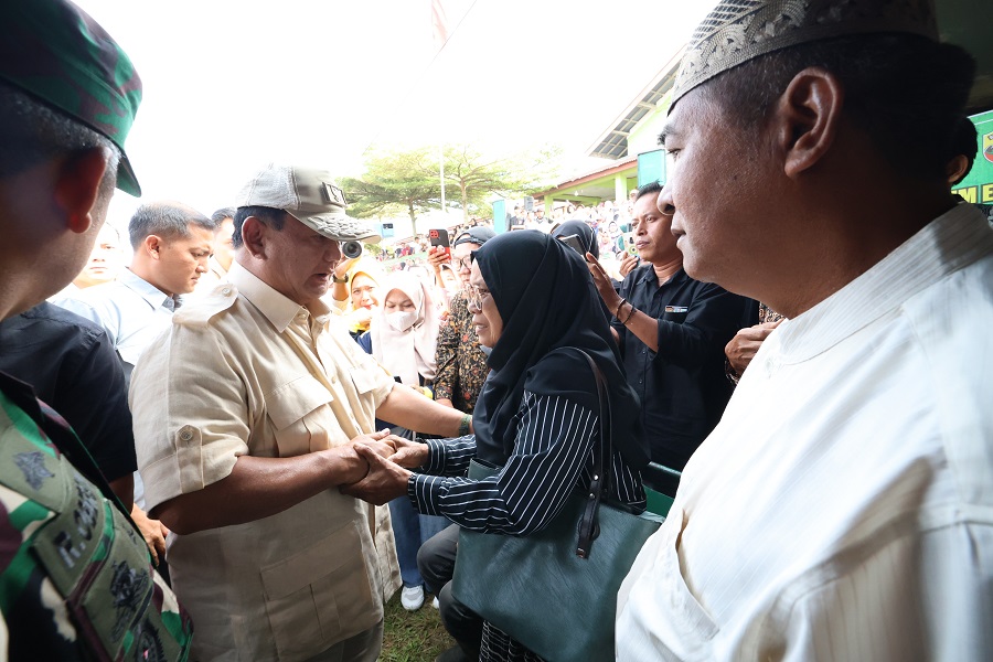 Menhan Prabowo Beri Santunan Kepada Korban Erupsi Gunung Marapi di Kabupaten Agam, Sumbar