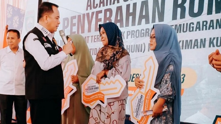 Pj Gubernur Agus Fatoni Serahkan Kunci Rumah Layak Huni kepada Warga Penerima Manfaat