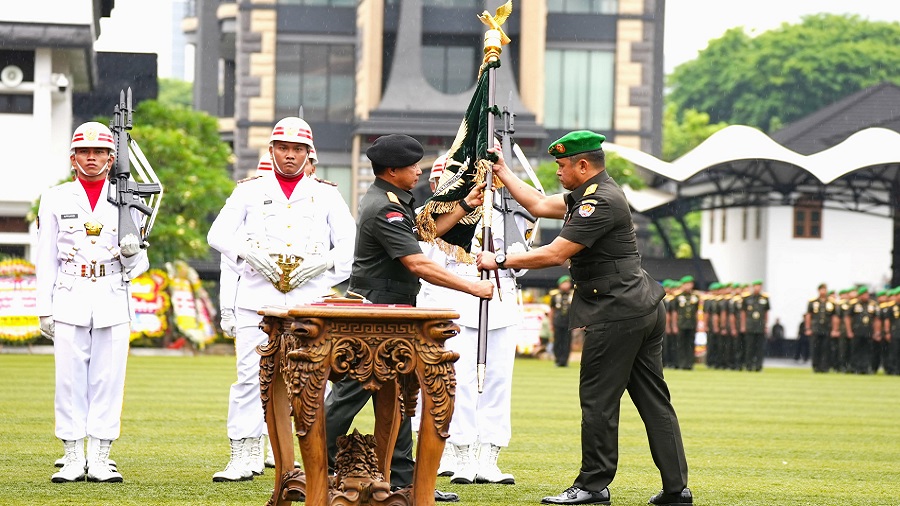 Panglima TNI Jenderal TNI Agus Subiyanto Serahkan Jabatan Kasad Kepada Jenderal TNI Maruli Simanjuntak