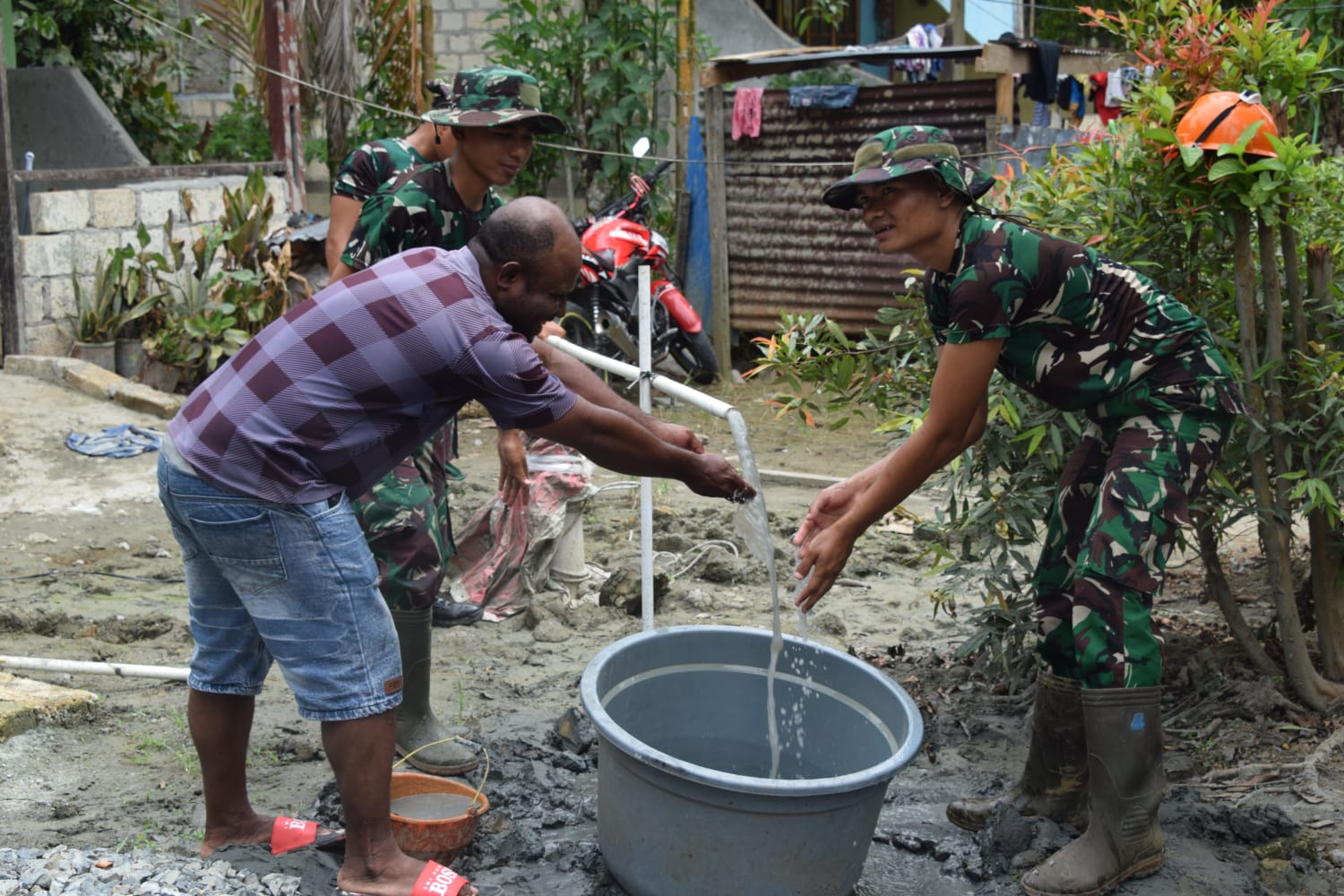 Bantu Kesulitan Masyarakat di Perbatasan Satgas Yonif 122/TS Alirkan Air Bersih ke Rumah-Rumah Warga