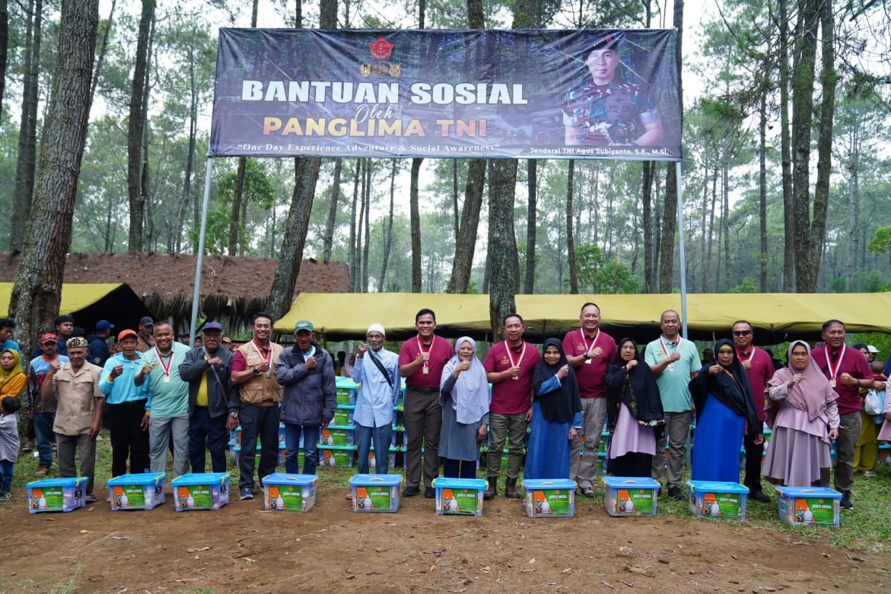 Panglima TNI Peduli Sosial, Bagikan 2.000 Paket Sembako