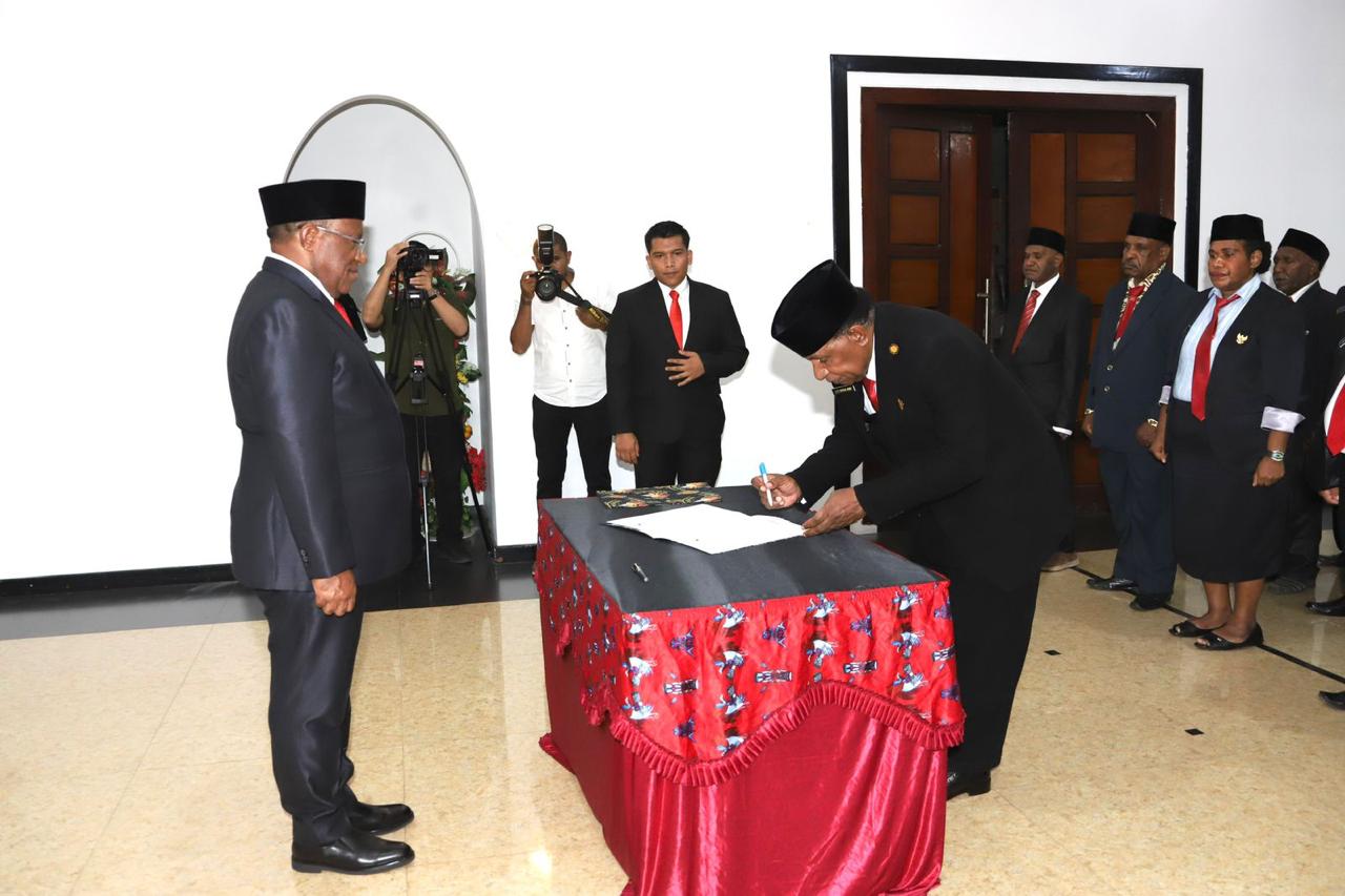 Wamendagri Lantik 41 Anggota MRP Provinsi Papua Pegunungan Masa Jabatan 2023-2028