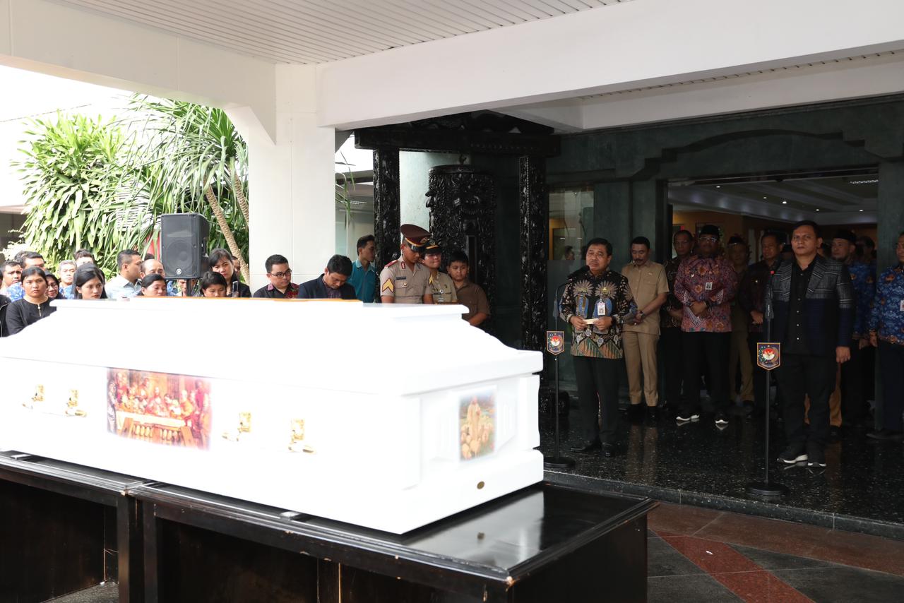 Sampaikan Duka Cita, Sekjen Kemendagri Lepas Jenazah Kepala Biro Keuangan dan Aset