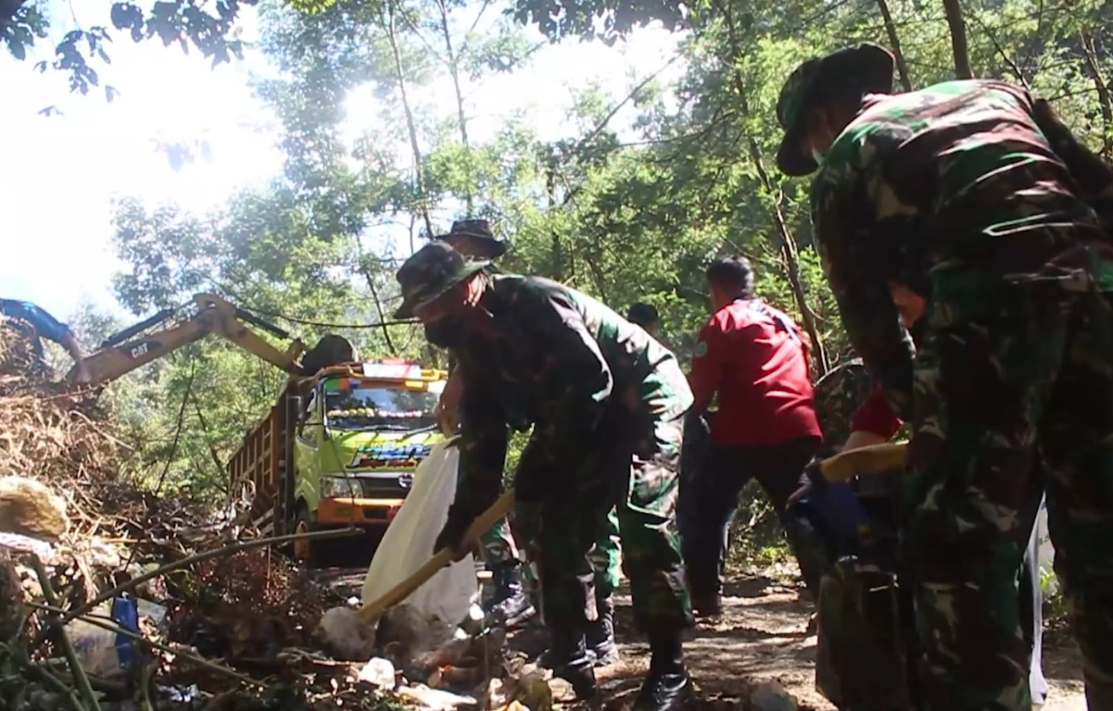 Perang Melawan Sampah Berlanjut, Ribuan Prajurit Serbu Gunung Lawu