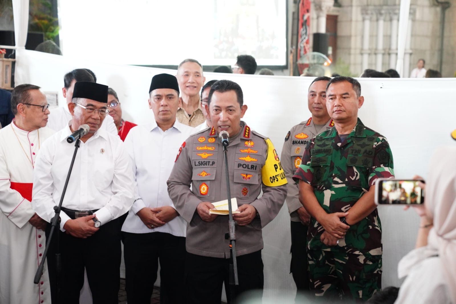 Kasum TNI dan Kapolri Tinjau Pengamanan Ibadah Misa Malam Natal 2023